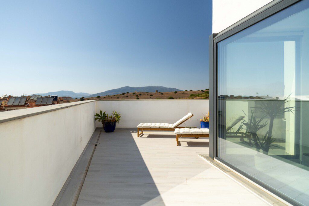 Apartamento Sunset Vista, con una terraza panorámica espectacular orientada de de norte a sur, con vistas al mar y buena parte del pueblo de Tarifa. Terraza amplia y despejada ideal para ver el eclipse solar total del 2027