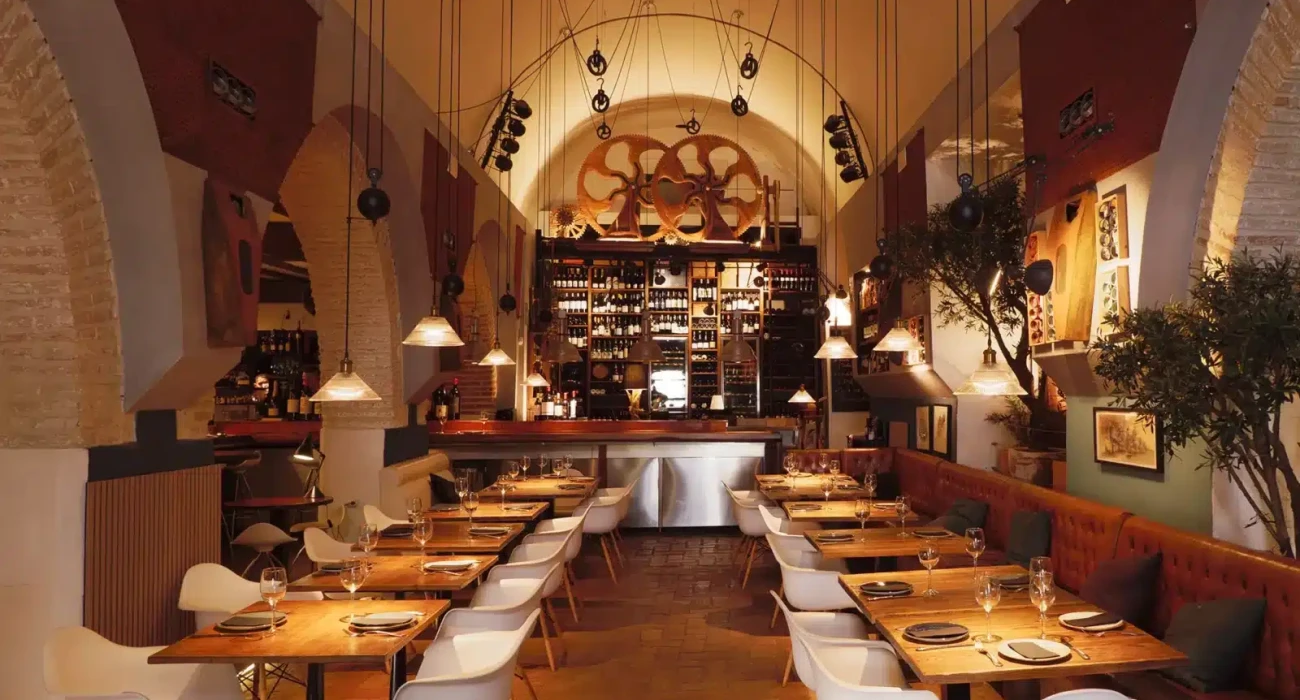 Interior del restaurante Silos 19 en Tarifa, un espacio con historia y gastronomía de autor.